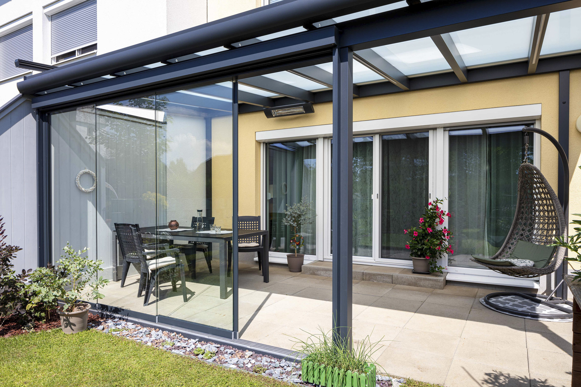 Kombinieren Sie unser Terrassendoch doch mit einem Glasdach oder Glasschiebeelementen für noch mehr Abgeschiedenheit.