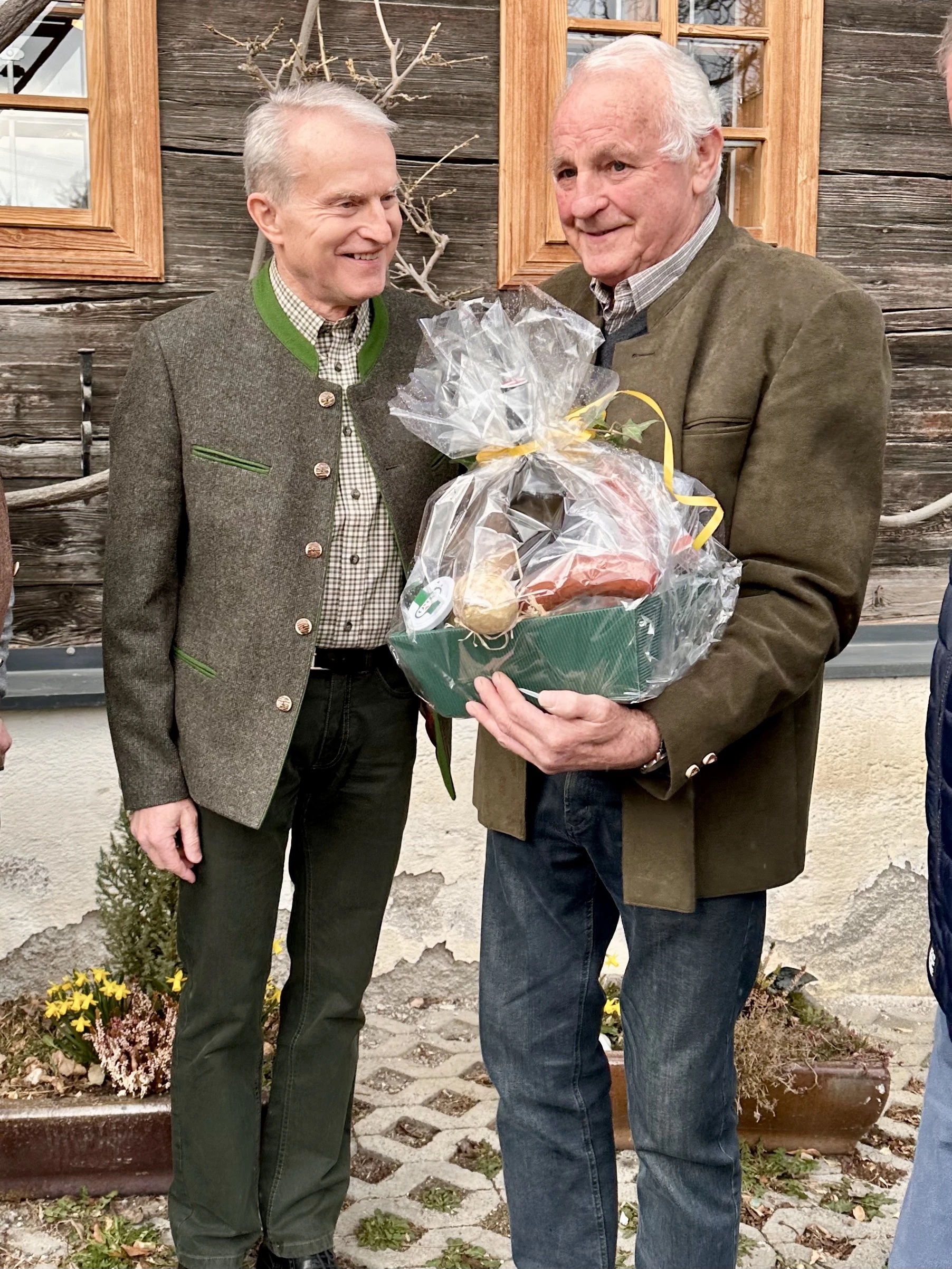 Anton Derler erhält ein Geschenk vom Obmann Rudolf Grabner