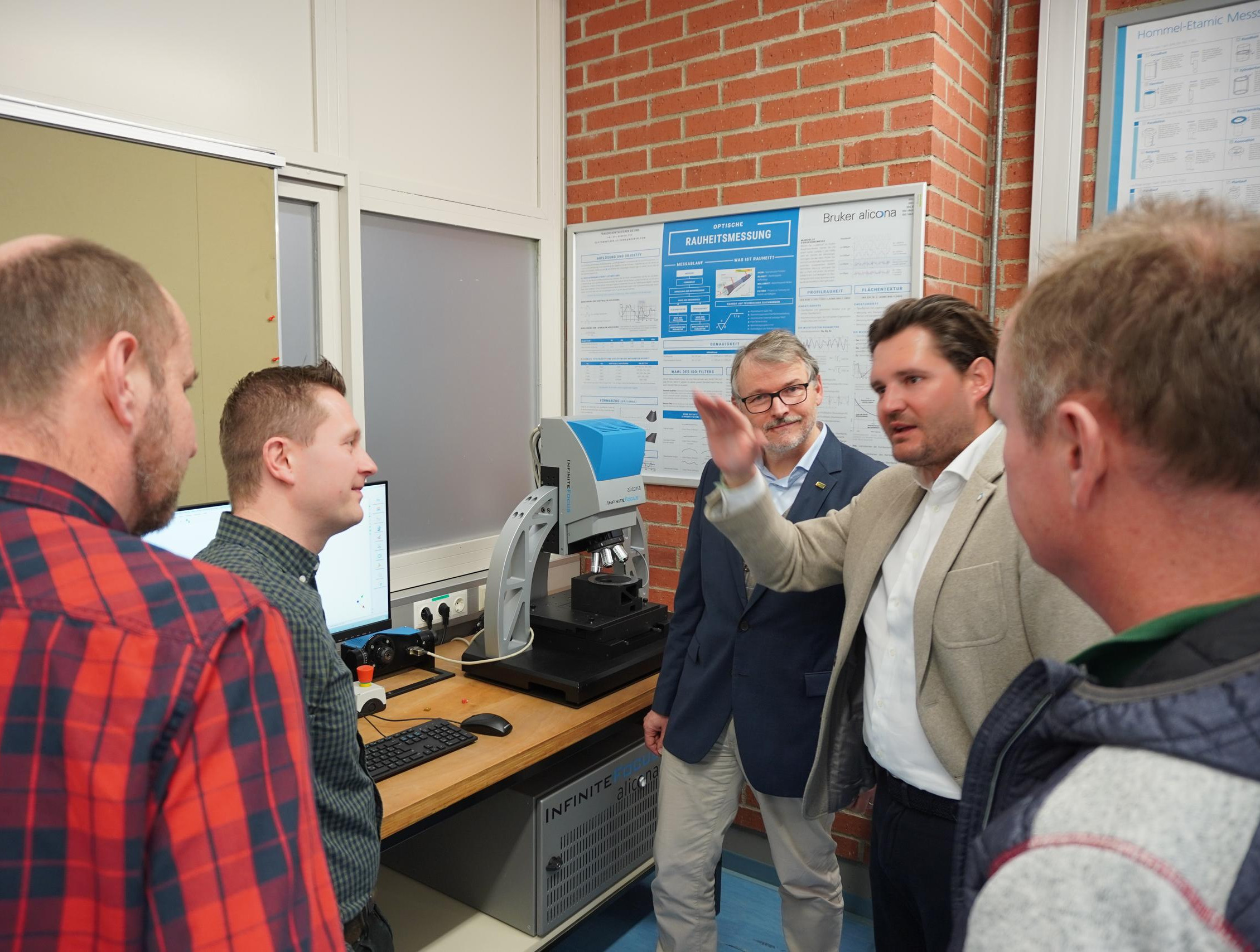 Training the trainers at technical school in Weiz on optical 3D meassurement device
