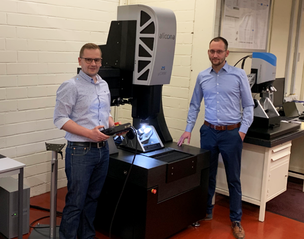 Alexander Geiger e Marcel Heisler di Stepper con la macchina di misura a coordinate ottica